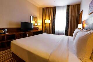 Гостиница Hilton Garden Inn Волгоград Номер для людей с ограниченными возможностями с большой кроватью (King size)-2
