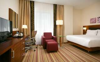 Гостиница Hilton Garden Inn Волгоград Стандартный номер с кроватью размера «king-size»-1